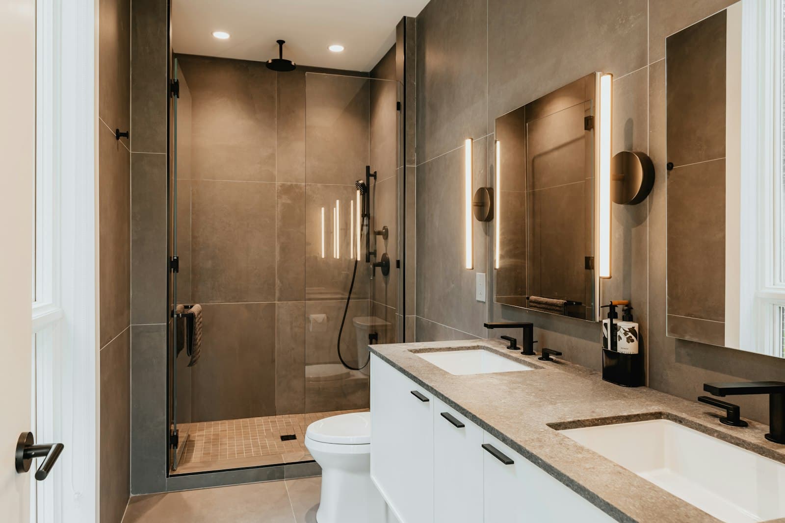 Ruime badkamer met inloopdouche, toilet en wastafelmeubel