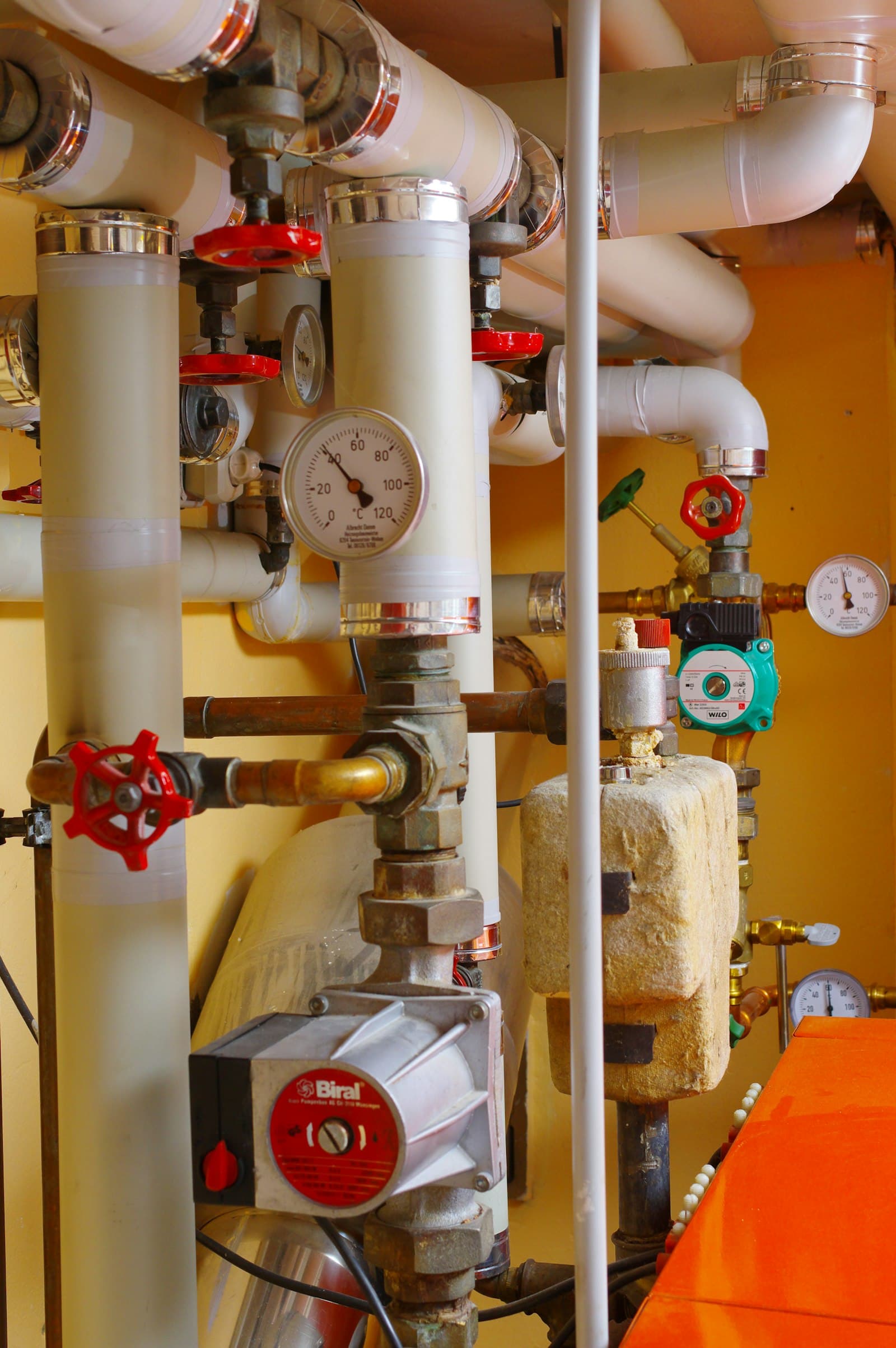CV-installatie met leidingwerk, manometers en afsluiters