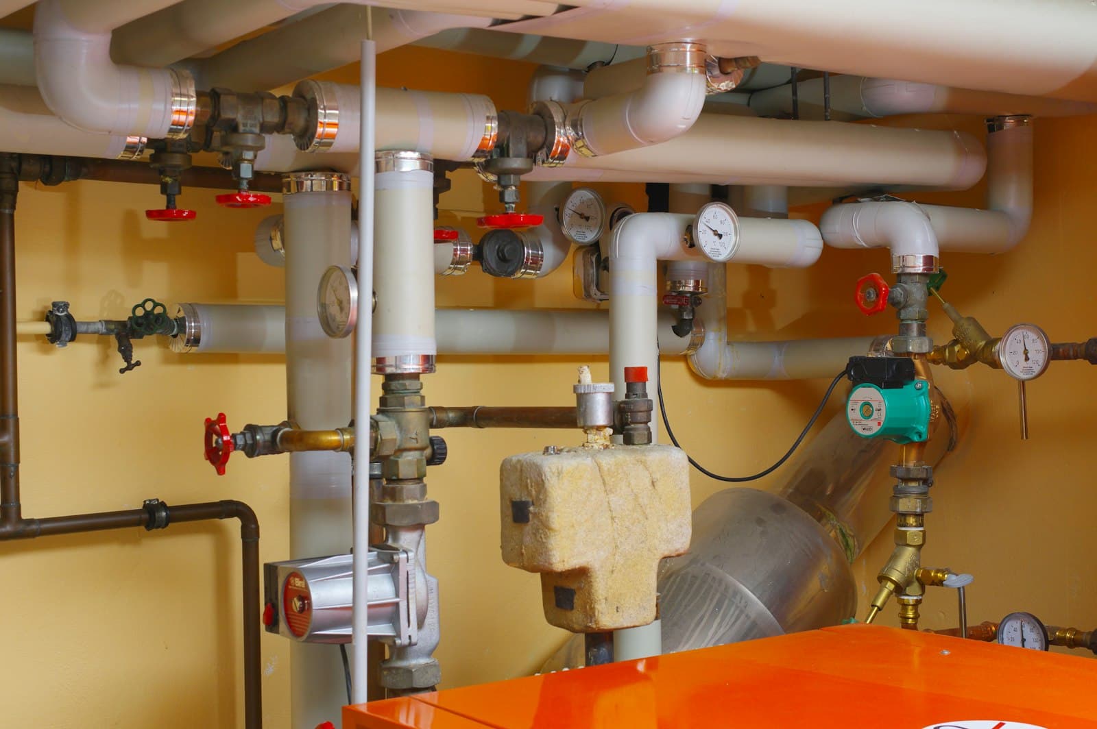 Leidingwerk met ventielen en meters in een technische ruimte